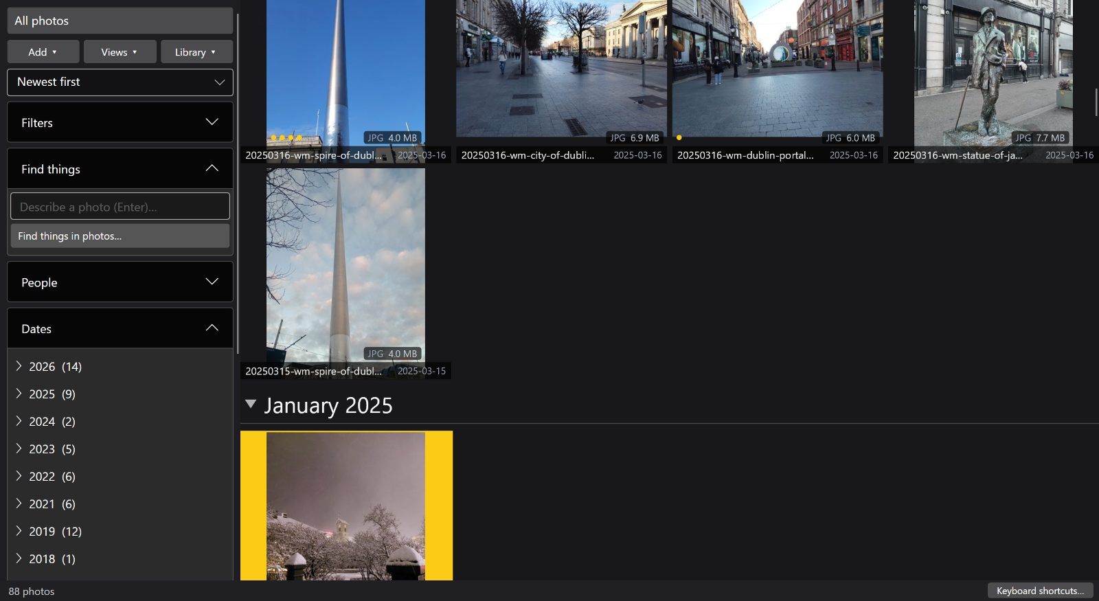 The FastLoupe grid filling the window, sidebar on the left, one cell selected with a gold ring.