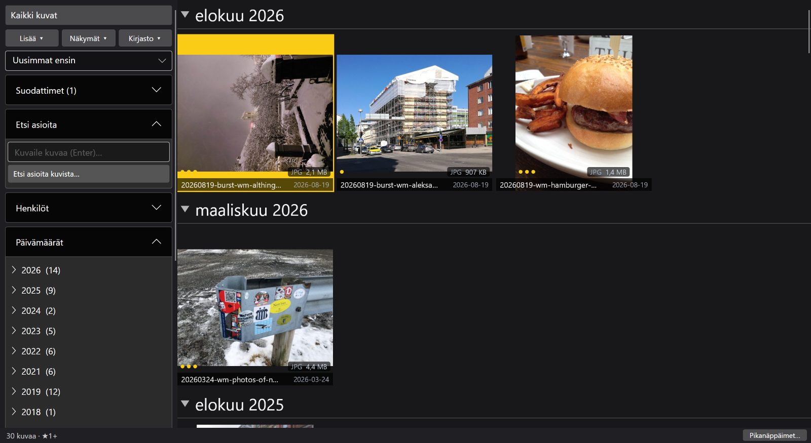 Ruudukon ruutuja, joissa näkyy tähtiluokituksia, valintalippuja ja värimerkintöjä.