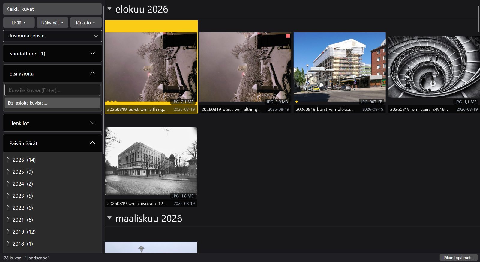 Sivupalkin hakukenttä, johon on kirjoitettu lauseke, ja täsmäävät kuvat ruudukossa.